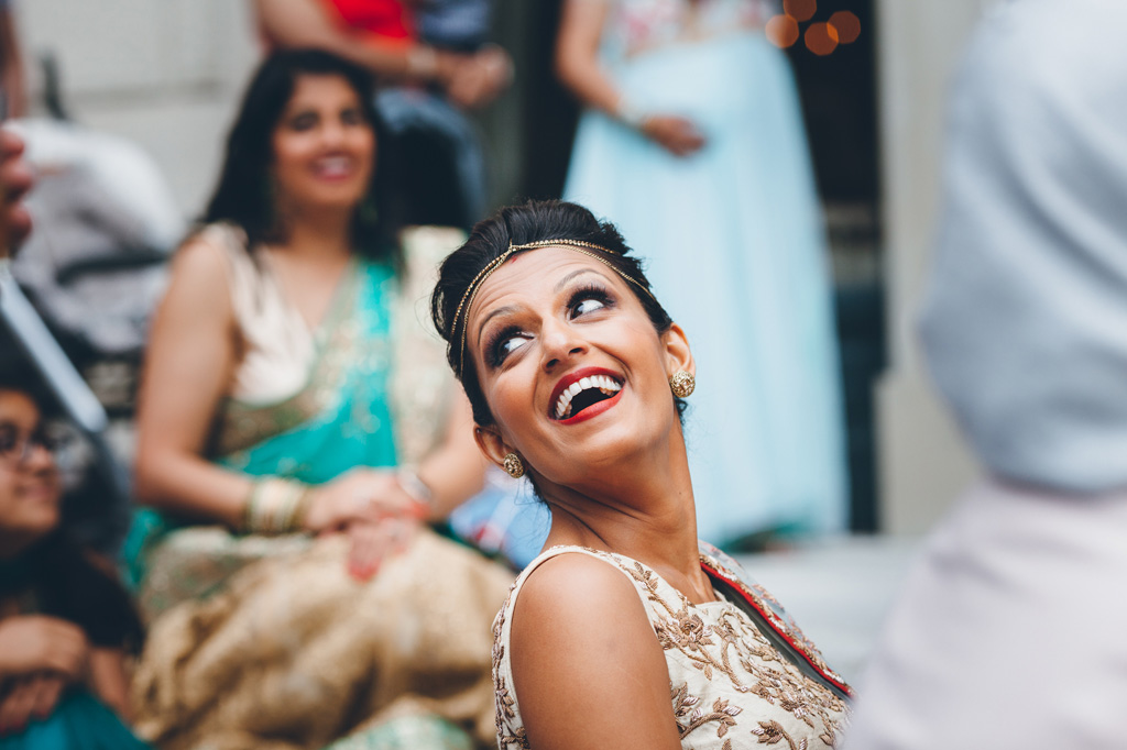 La sposa Reena sorride allegramente durante i discorsi degli invitati