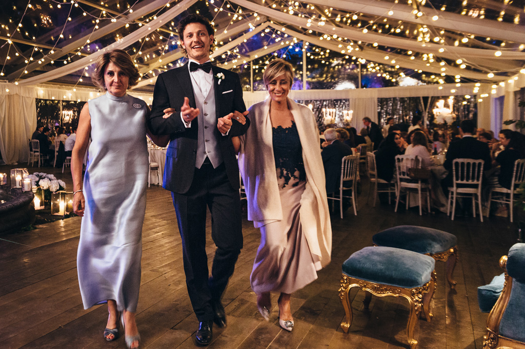 Fotografo Matrimonio Monza Alcuni ospiti passeggiano per il gazebo