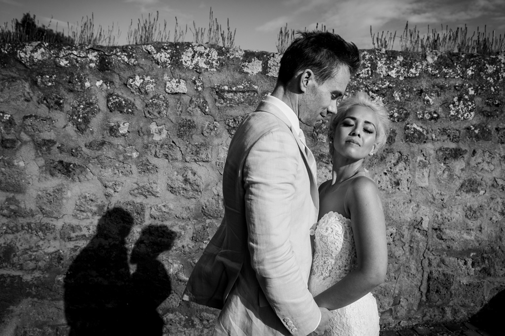 Lo sposo guarda attentamente la sposa
