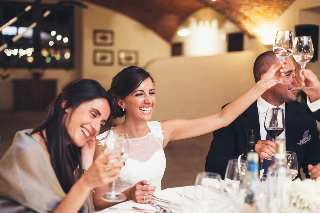 Fotografo Matrimonio Pavia Silvia alza un bicchiere a tavola
