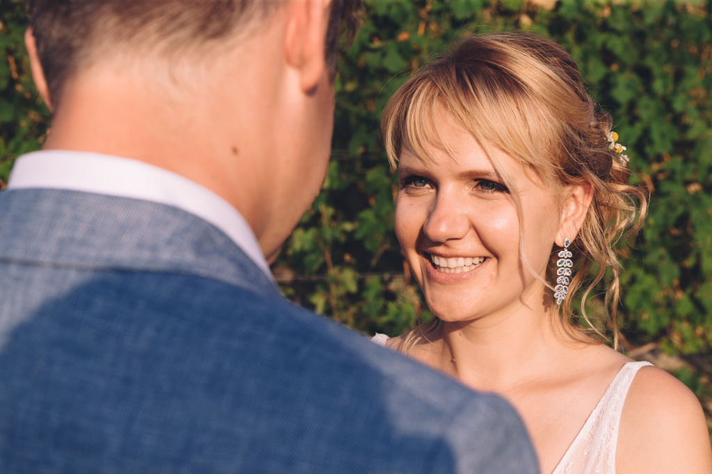 Fotografo Matrimonio Langhe Tatiana osserva sorridente gli occhi dello sposo