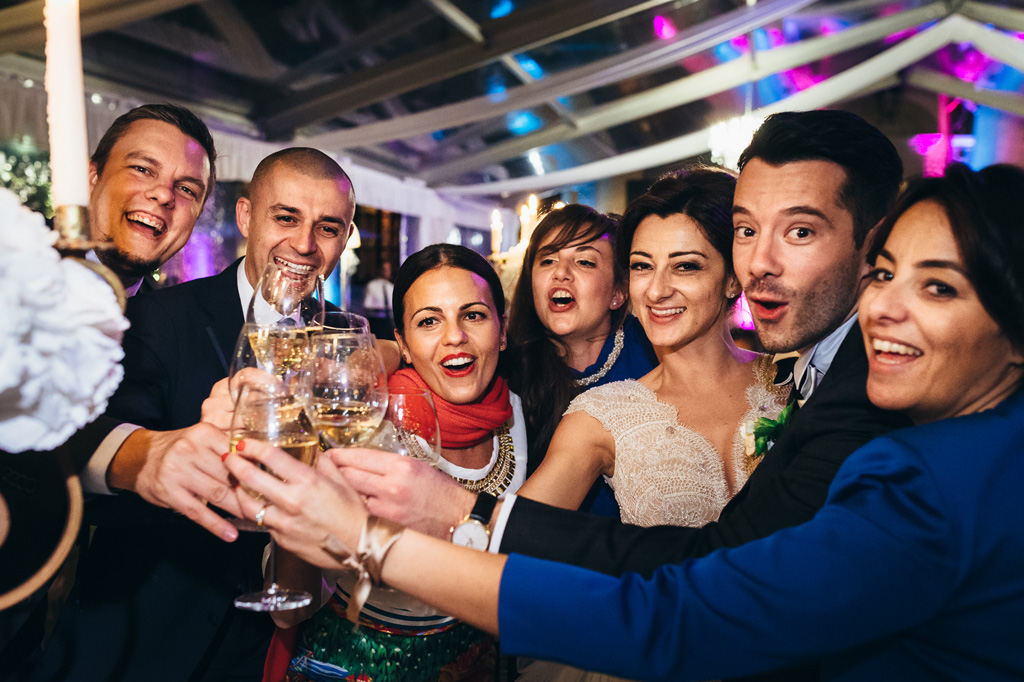 Fotografo Matrimonio Monza Gli ospiti brindano nuovamente agli sposi
