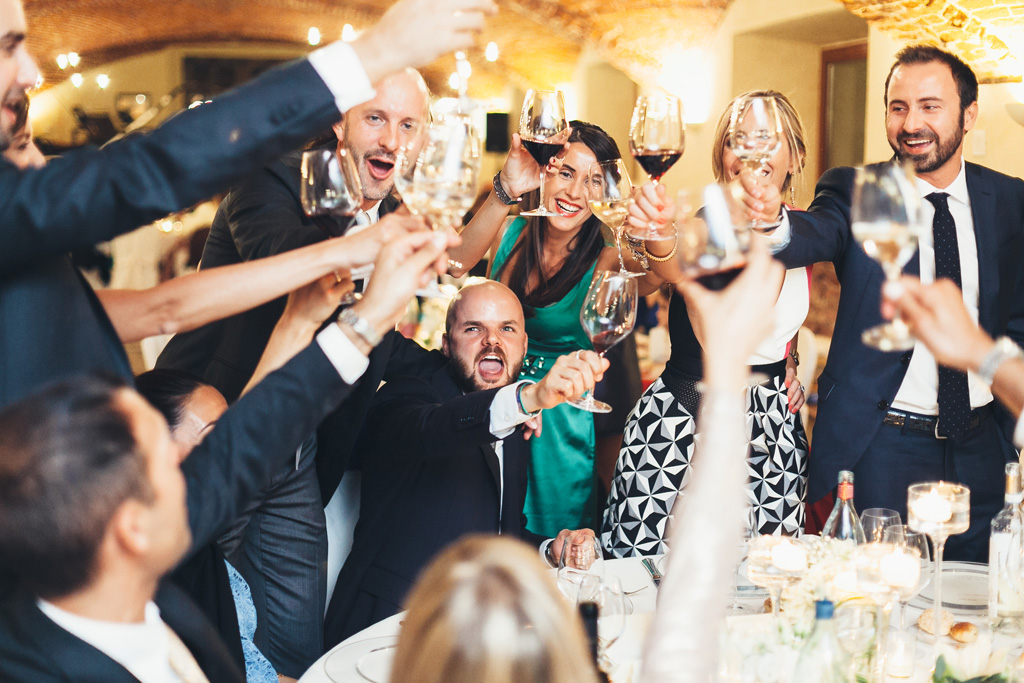 Fotografo Matrimonio Pavia Gli invitati festeggiano i due sposi Federico e Silvia in uno scatto di Alessandro Della Savia