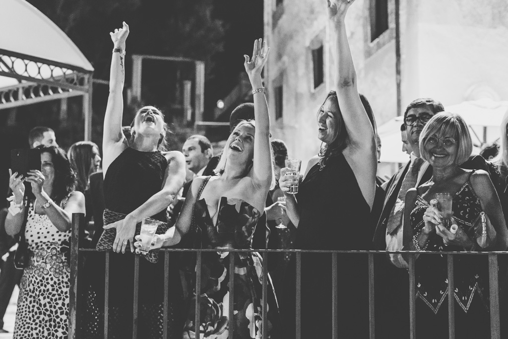 Le invitate esultato impazzite sopra il balcone