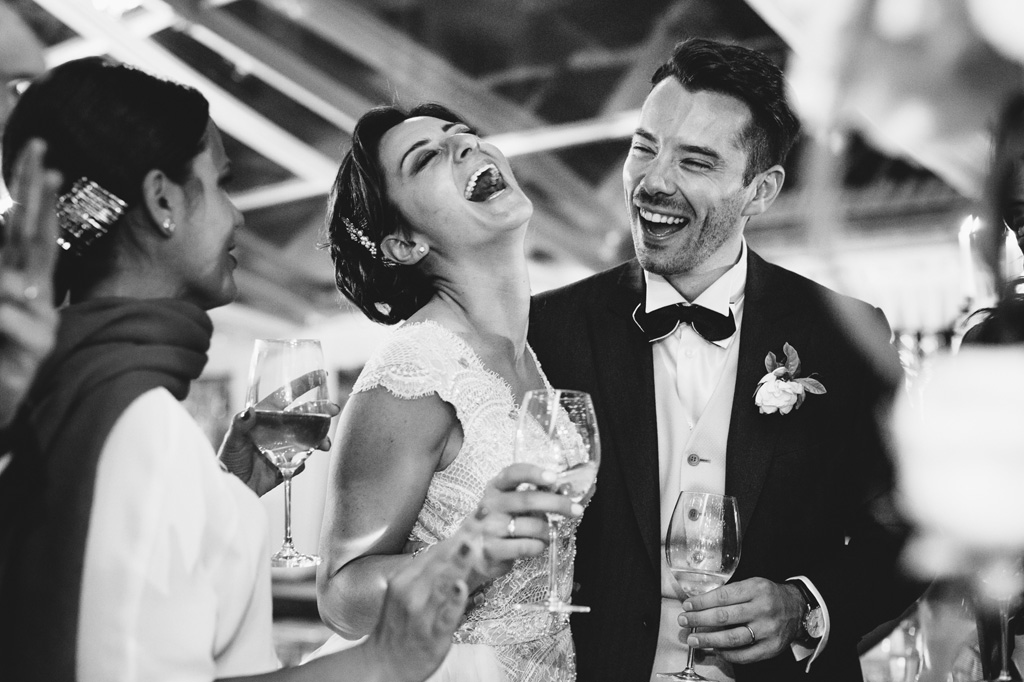 Fotografo Matrimonio Monza Gli sposi scherzano durante il ricevimento