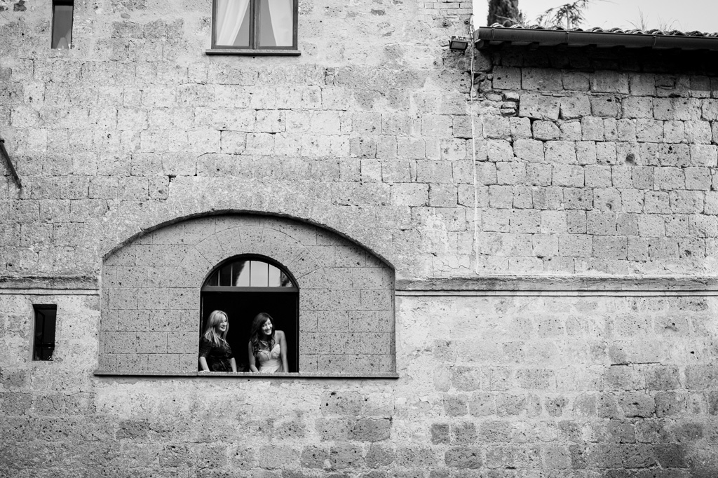 Due invitate scrutano i due sposi dal lussuoso resort