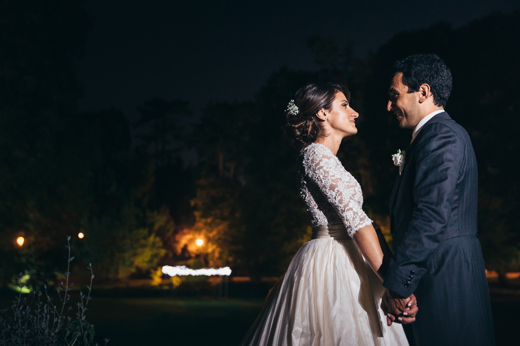 Fotografo Matrimonio Villa Caroli Zanchi Beatrice e Riccardo si guardano intensa mente nel giardino di Villa Caroli a Bergamo