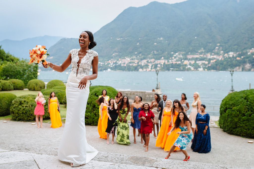 Fotografo Matrimonio Villa Erba La sposa Ayesha è pronta al lancio del bouquet nel cortile di Villa Erba a Como