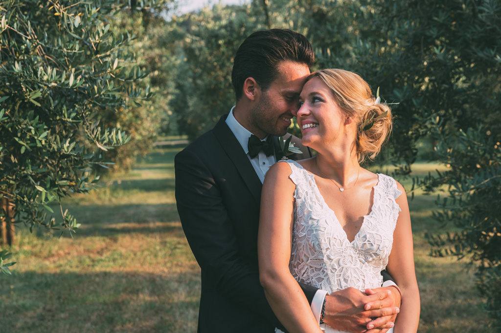 Lo sposo prende in grembo la sposa