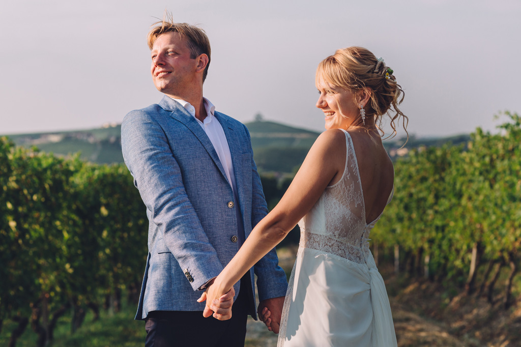 Fotografo Matrimonio Langhe Dimitri e Tatiana posano con sorrisi divertiti per il fotografo Alessandro Della Savia
