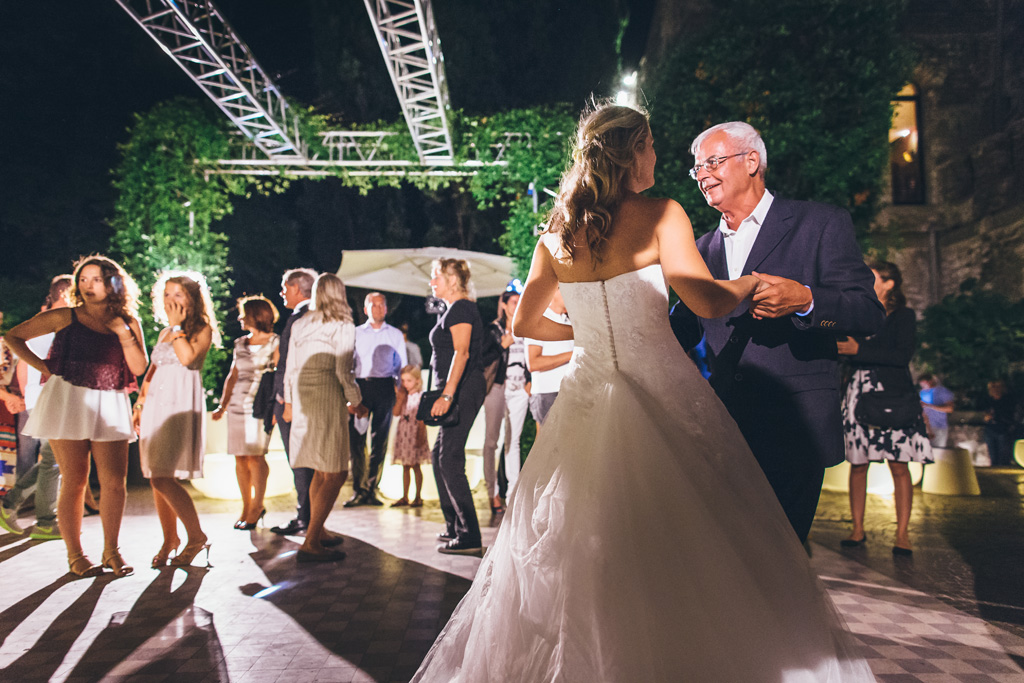 UN invitato danza in compagnia della sposa
