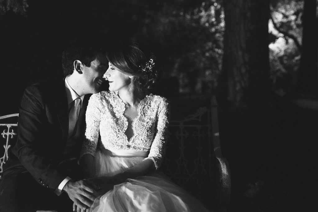 Fotografo Matrimonio Villa Caroli Zanchi Gli sguardi degli sposi si cercano nel giardino di Villa Caroli