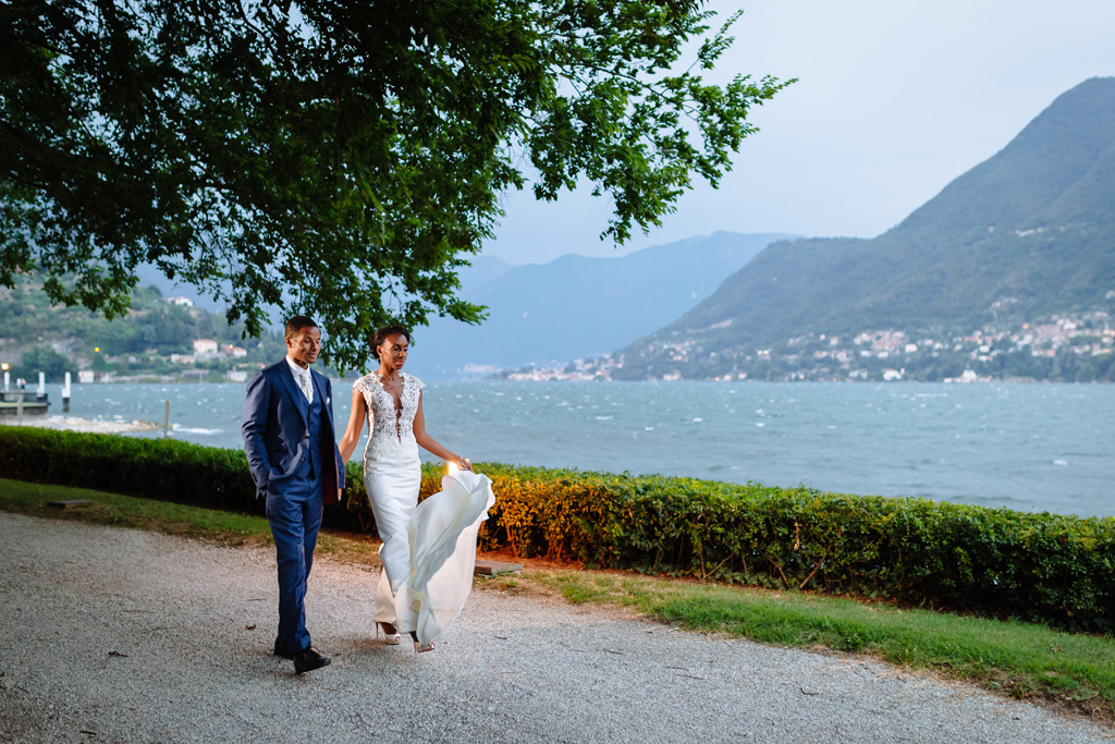 Fotografo Matrimonio Villa Erba Gi sposi, Ayesha e Tony, passeggiano di fianco al Lago di Como