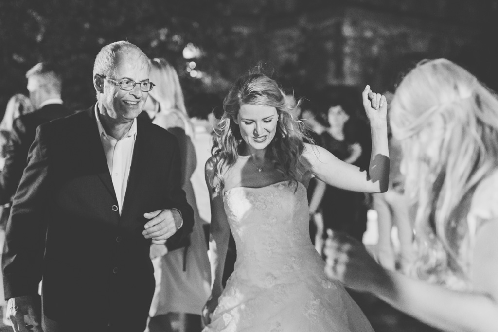 La sposa Kathrin è scatenata in pista durante la festa