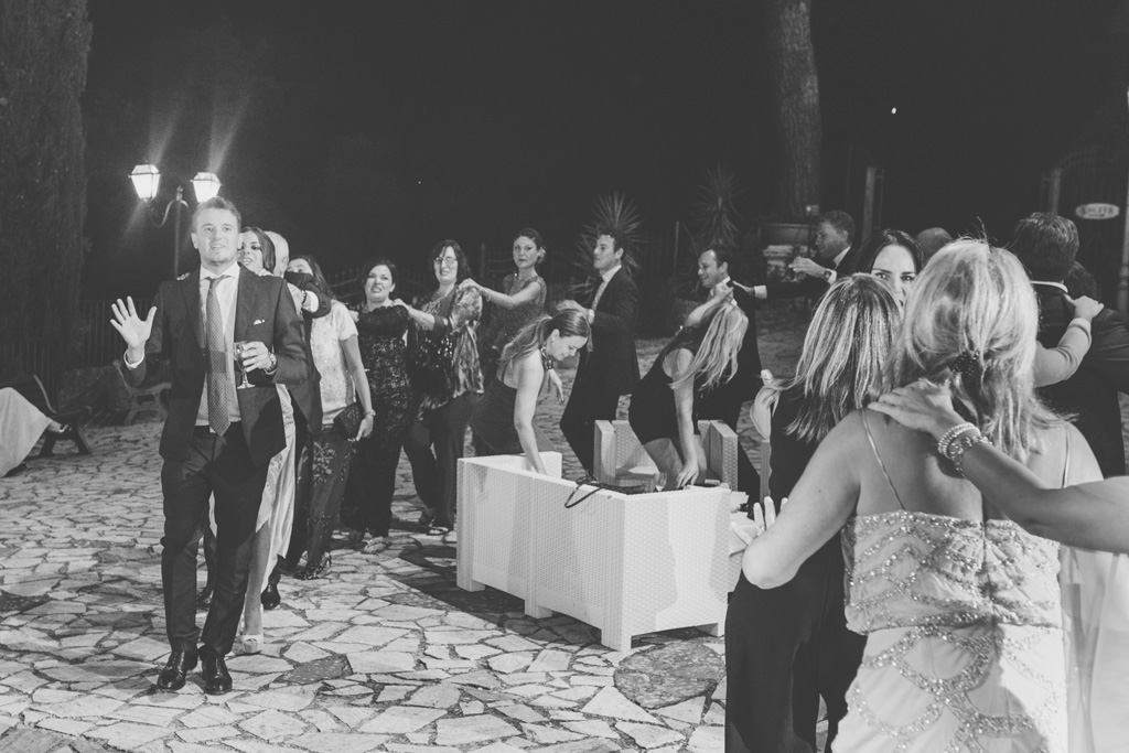 Gli invitati e gli sposi si scatenano con il ballo del trenino