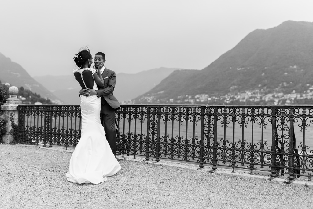 Fotografo Matrimonio Villa Erba I due sposi si arrestano qualche istante per scherzare insieme