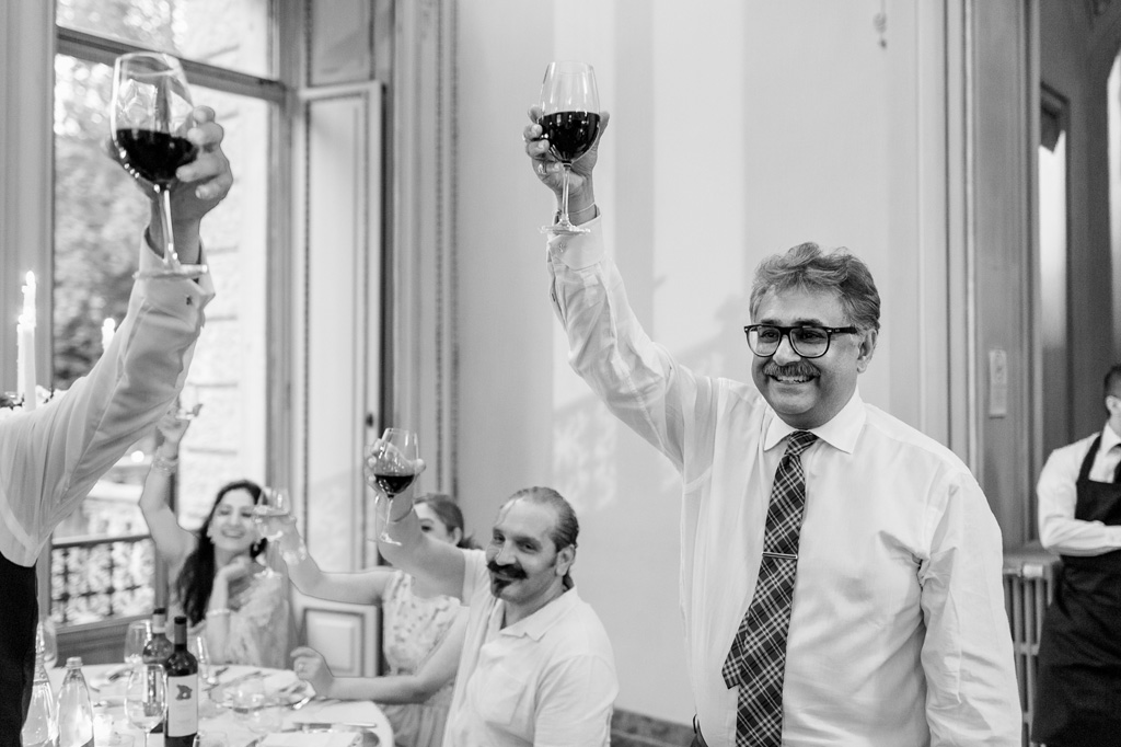 Gli invitati brindano alla nuova coppia appena congiunta in matrimonio