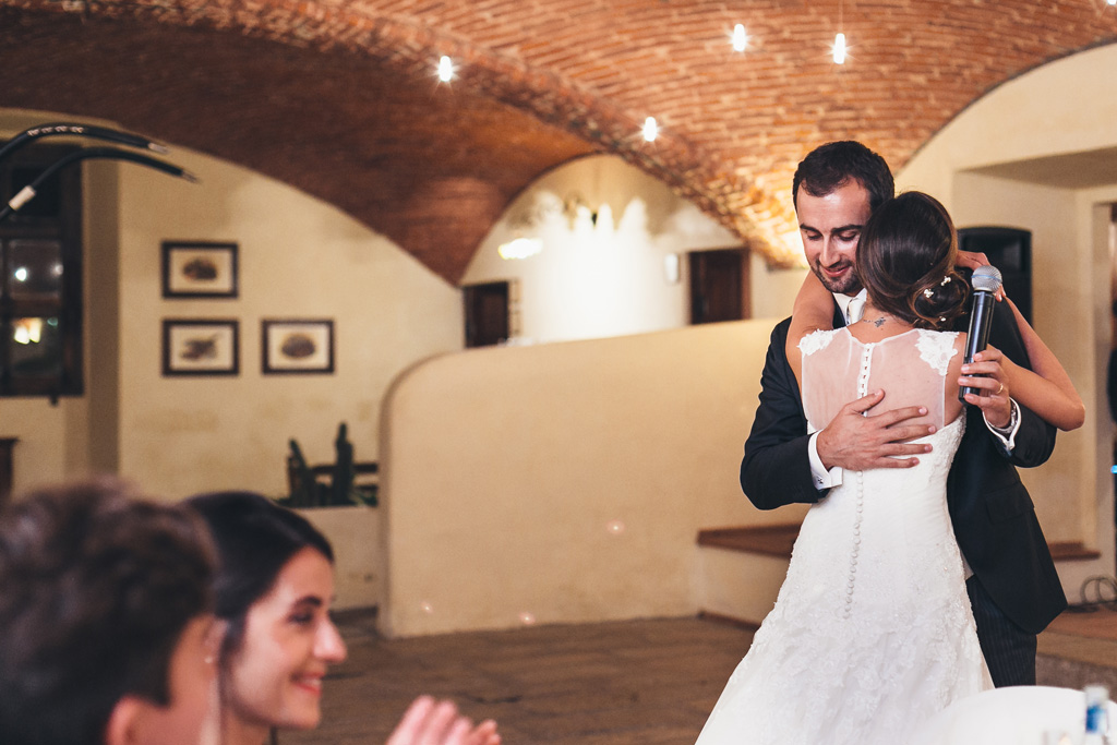Fotografo Matrimonio Pavia Lo sposo Federico stringe dolcemente la sposa