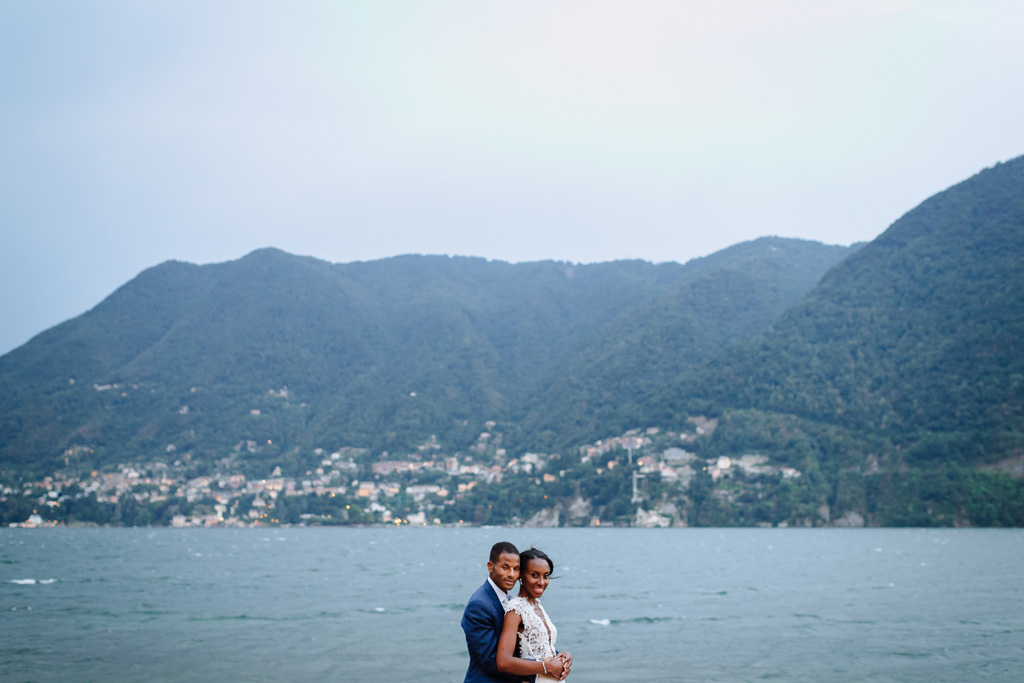 Fotografo Matrimonio Villa Erba Tony e Ayesha posano per il fotografo Alessandro Della Savia nei pressi del Lago di Como
