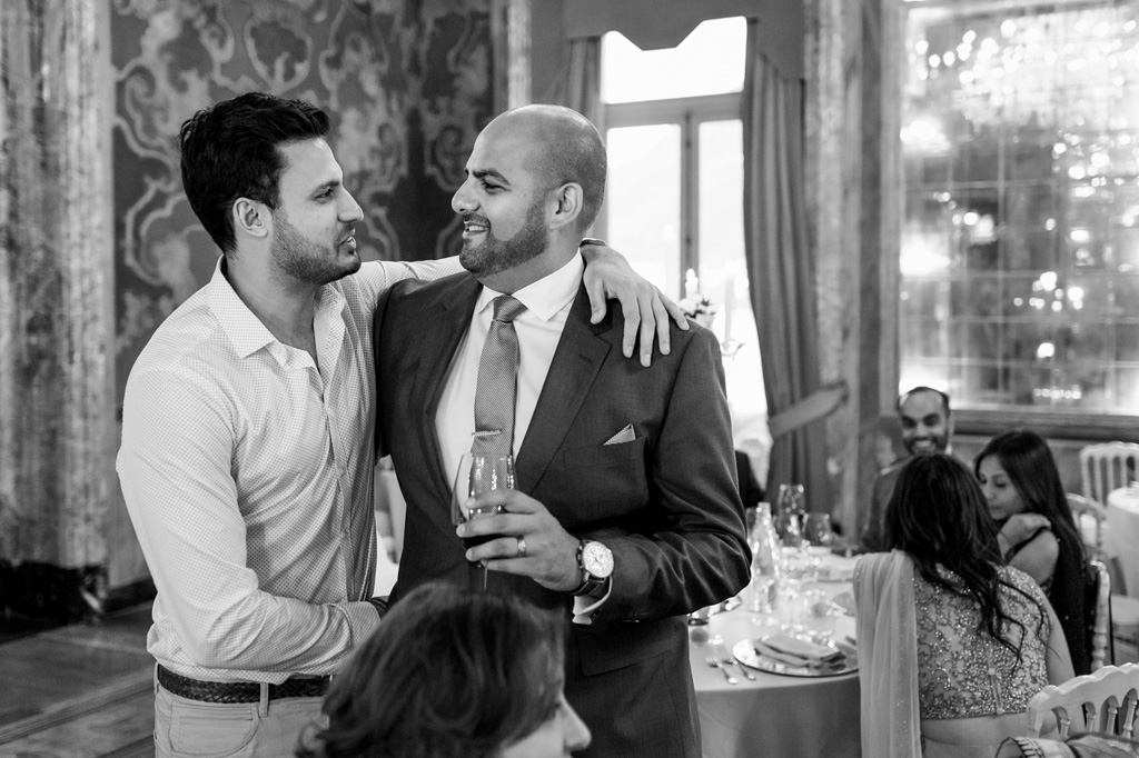 Jaspal festeggia con una drink in compagnia degli ospiti
