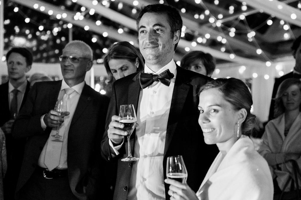 Fotografo Matrimonio Monza Gli invitati brindano a una lunga vita di matrimonio