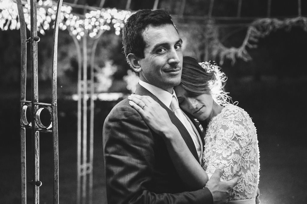Fotografo Matrimonio Villa Caroli Zanchi Beatrice si poggia sulla spalla dello sposo per il fotografo Alessandro Della Savia