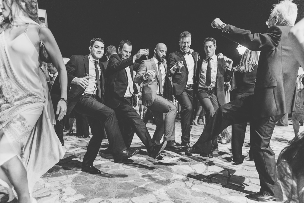 I partecipanti si lanciano in balli di gruppo presso Villa del Caerdinale