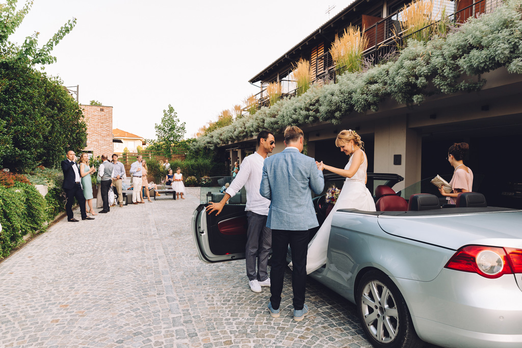 Fotografo Matrimonio Langhe Gli sposi scendono dalla macchina accompagnati da due ospiti