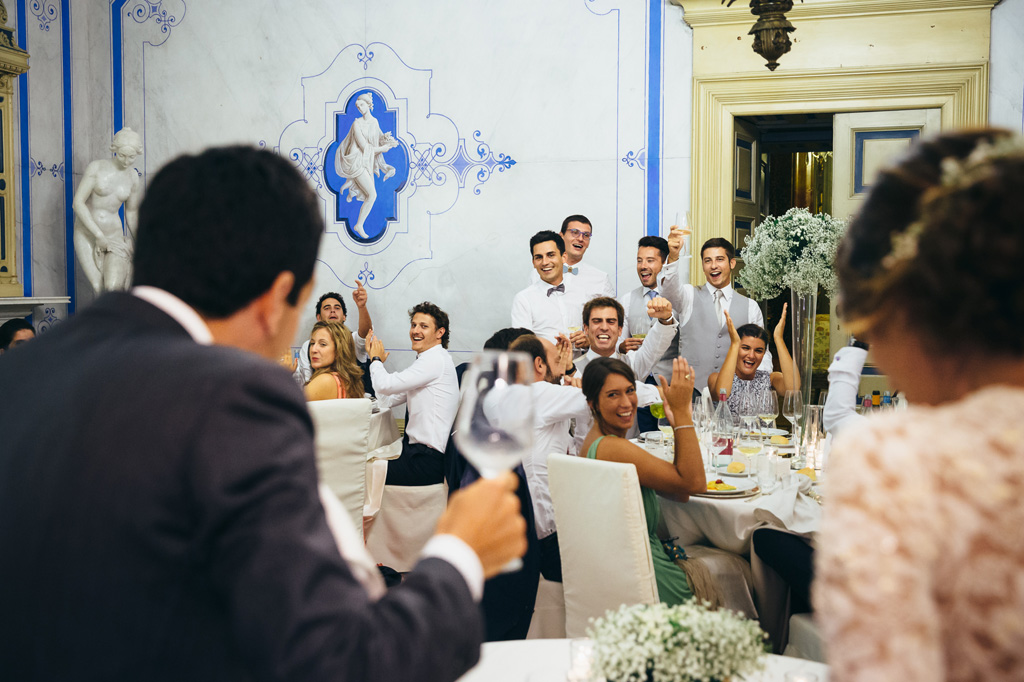 Fotografo Matrimonio Villa Caroli Zanchi Gli invitati accolgono festosamente gli sposi