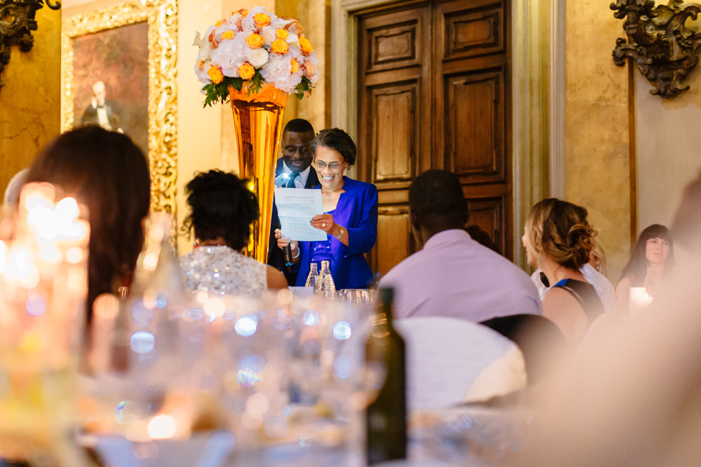 Fotografo Matrimonio Villa Erba Un'invitata legge una dedica per Tony e Ayesha