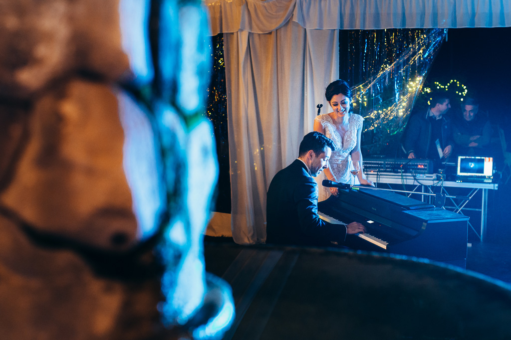 Fotografo Matrimonio Monza Lo sposo suona il pianoforte per la sposa