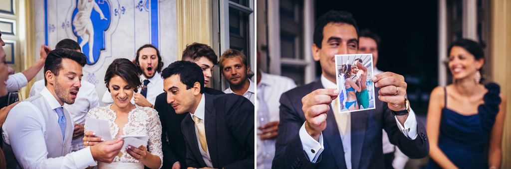 Fotografo Matrimonio Villa Caroli Zanchi Gli sposi si intrattengono a guardare ricordi passati