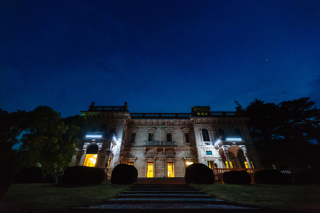 Fotografo Matrimonio Villa Erba Una panoramica con ill crepuscolo di Villa Erba