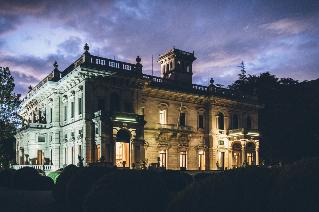Una panoramica di Villa Erba con un cielo tendente al violetto