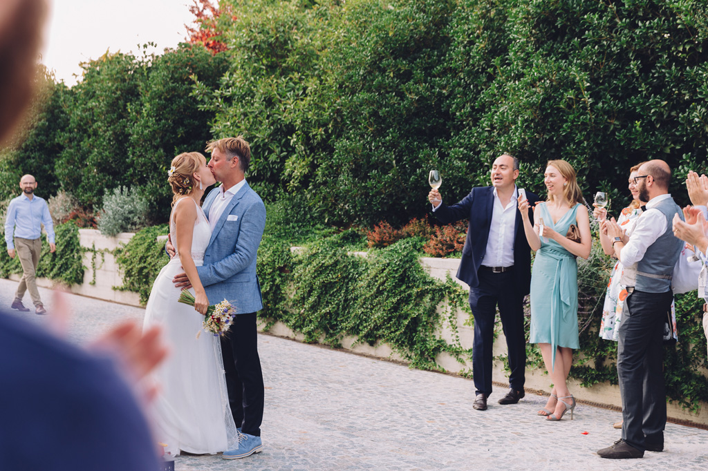 Fotografo Matrimonio Langhe Lo sposo bacia la sposa tra gli applausi scroscianti degli invitati
