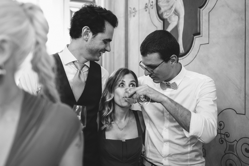 Fotografo Matrimonio Villa Caroli Zanchi Gli invitati bevono durante la festa di ricevimento