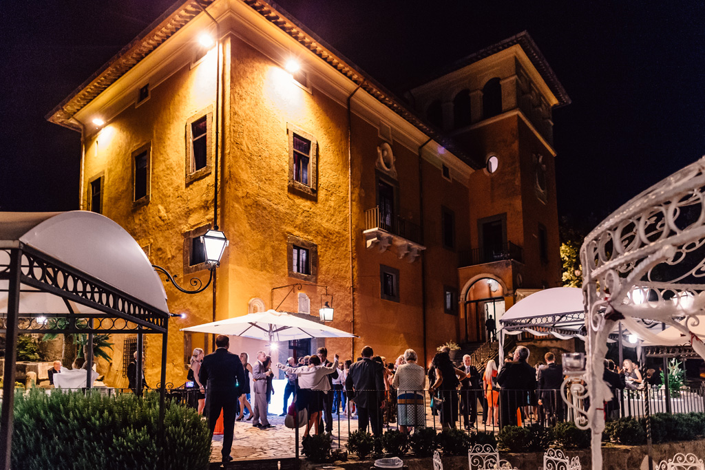 Una panoramica notturna di Villa del Cardinale