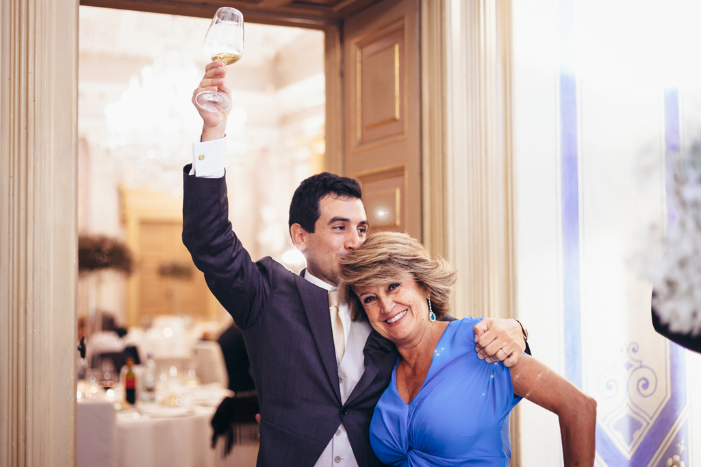 Fotografo Matrimonio Villa Caroli Zanchi Riccardo bacia la madre e brindi con gli invitati durante il ricevimento
