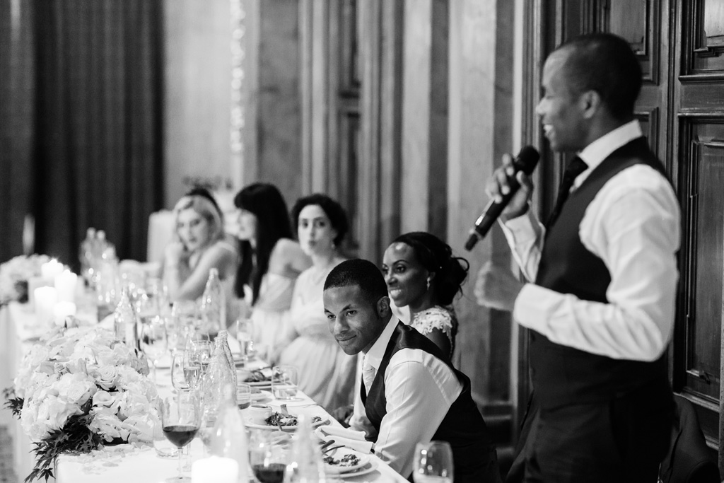 Fotografo Matrimonio Villa Erba Un invitato cita lo sposo durante il discorso