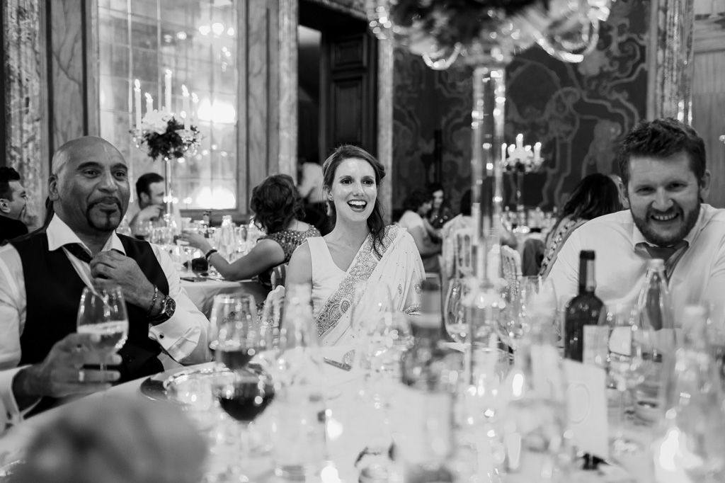 Gli invitati sorridono raggianti tra una portata e l'altra durante il ricevimento