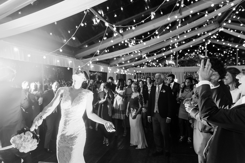 Fotografo Matrimonio Monza La sposa lancia il bouquet tra gli invitati