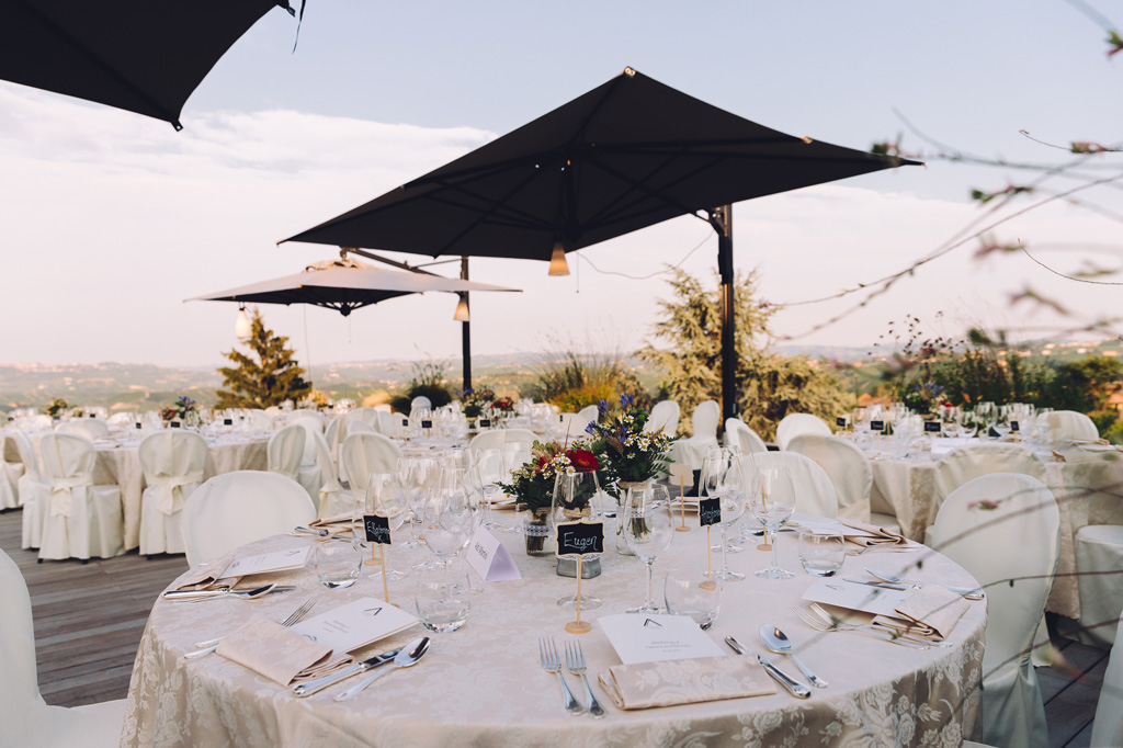 Fotografo Matrimonio Langhe Le tavole apparecchiate per il ricevimento in Piemonte