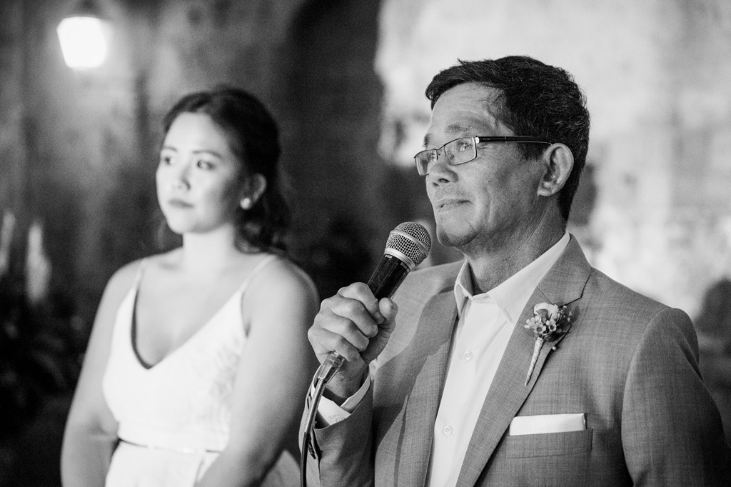 Il padre della sposa enuncia un discorso