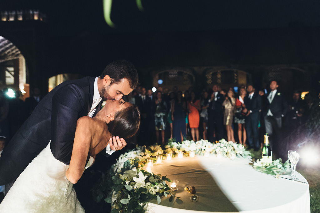 Fotografo Matrimonio Pavia Federico bacia dolcemente la sposa