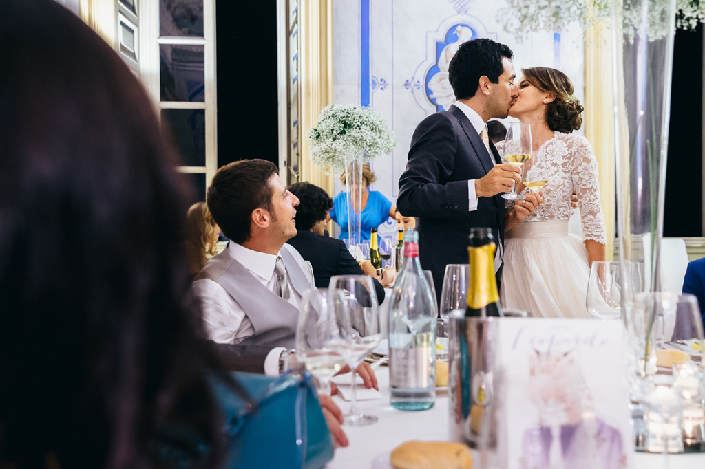 Fotografo Matrimonio Villa Caroli Zanchi Riccardo bacia Beatrice durante il ricevimento