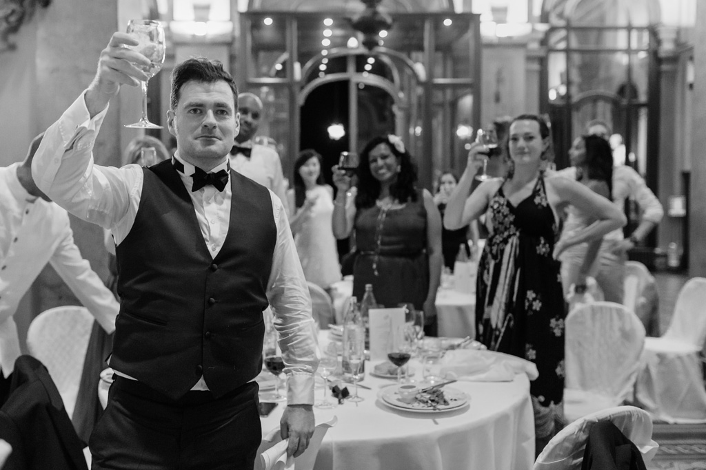 Fotografo Matrimonio Villa Erba Gli ospiti brindano a una lunga vita d'amore per Tony e Ayesha