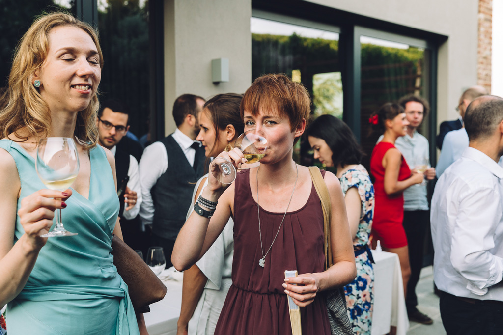Fotografo Matrimonio Langhe Gli invitati sorseggiano cocktails