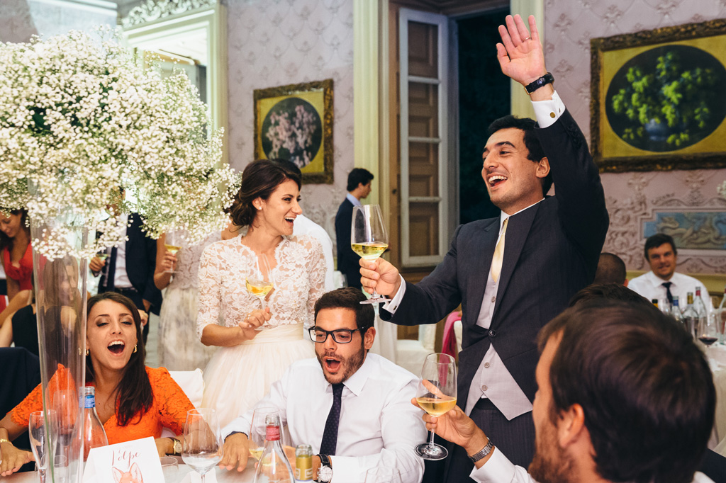 Fotografo Matrimonio Villa Caroli Zanchi I brindisi non finiscono mai durante la festa di ricevimento presso Villa Caroli