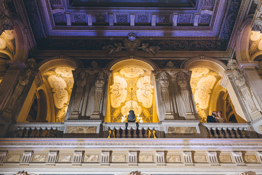Una panoramica da basso della sala interna di Villa Erba
