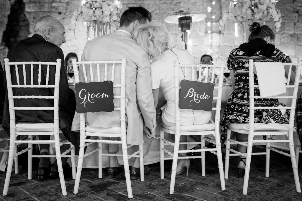 La sposa si appoggia alla spalla dello sposo in cerca di protezione
